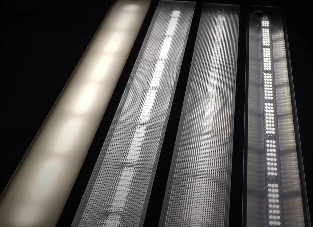 В этом видео мы наглядно показали разницу между тремя видами защитных стёкол (рассеивателей) для светодиодных светильников: прозрачным, матовым и микропризмой. Ниже — подробные выводы, которые помогут вам сделать правильный выбор под вашу задачу.